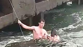 Denize düşen kızı böyle kurtardı! 