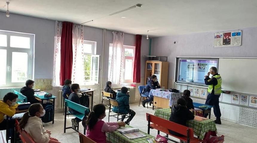 Selendi&rsquo;de &ouml;ğrencilere jandarmadan trafik eğitimi