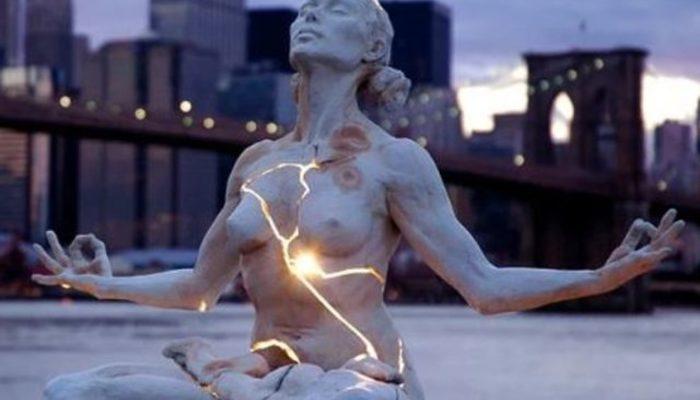 Öfkenin vücut bulan hali! 'Expansion' heykeli önce kırıldı sonra sanat eseri oldu