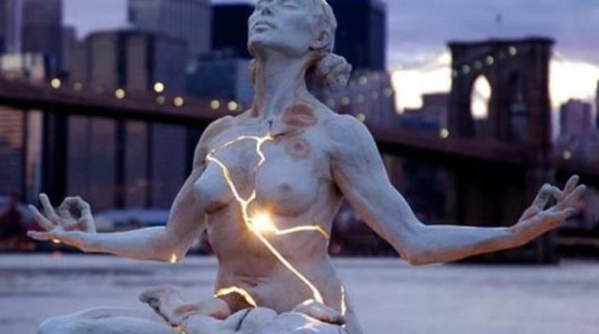 Öfkenin vücut bulan hali! 'Expansion' heykeli önce kırıldı sonra sanat eseri oldu