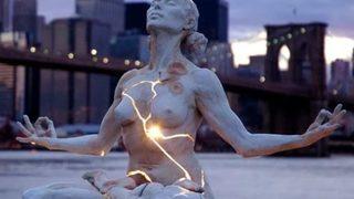 Öfkenin vücut bulan hali! 'Expansion' heykeli önce kırıldı sonra sanat eseri oldu