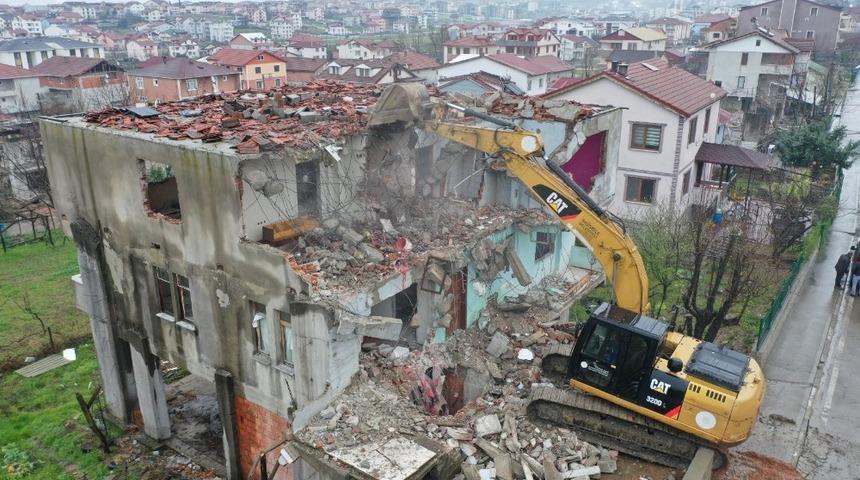 Başiskele&rsquo;de ağır hasarlı bina yıkıldı