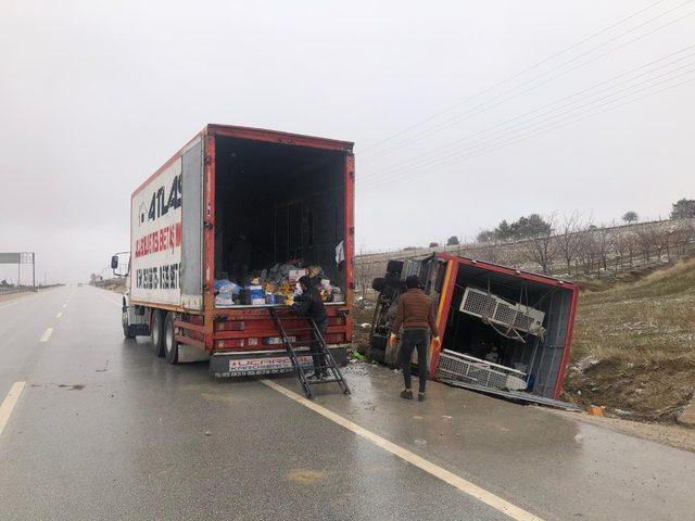 Karaman’da devrilen kamyonetin sürücüsü yara almadan kurtuldu