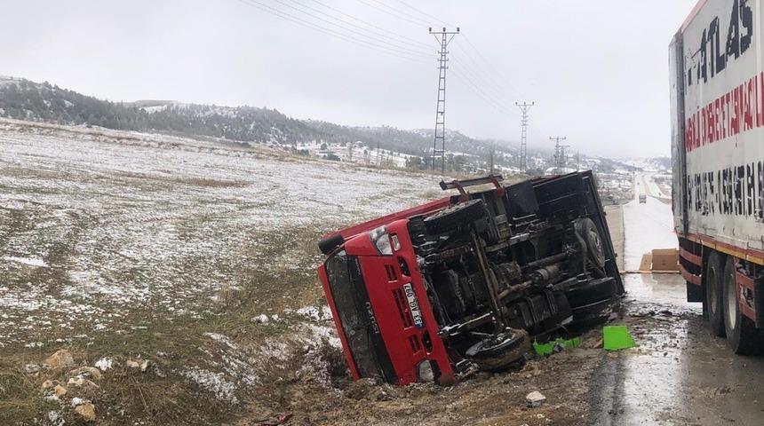 Karaman&rsquo;da devrilen kamyonetin s&uuml;r&uuml;c&uuml;s&uuml; yara almadan kurtuldu