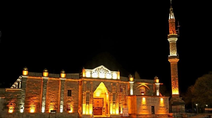 Aksaray&rsquo;da tarihi Ulu Cami&rsquo;de yapılan ışıklandırma &ccedil;alışmaları tamamlandı