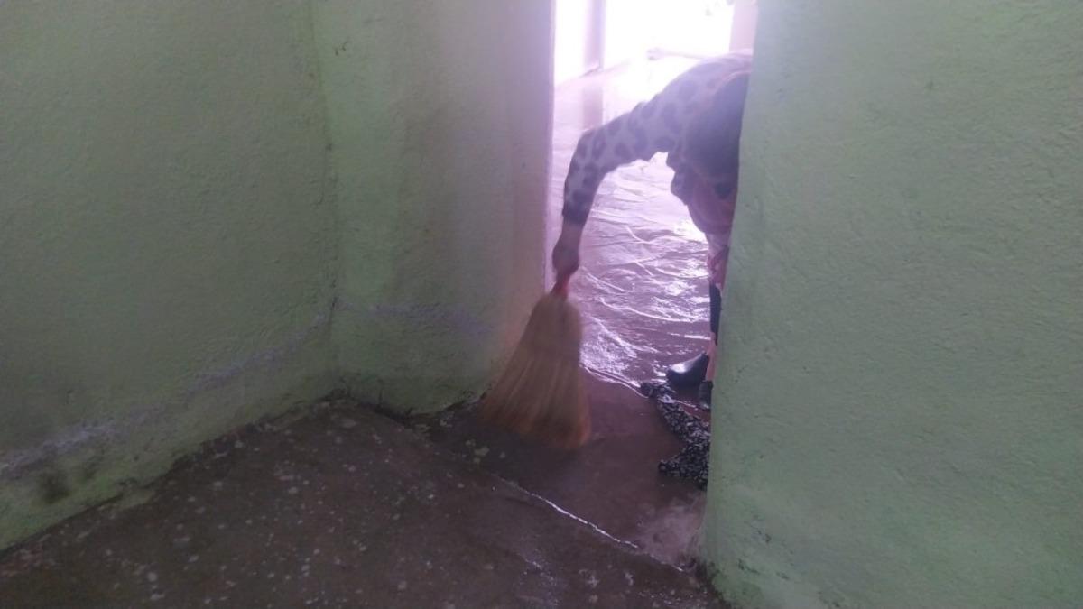 4 kişilik ailenin evi sular altında kaldı