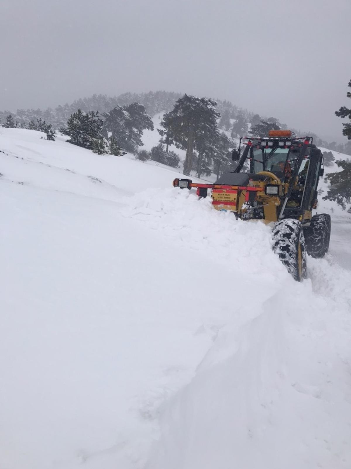Kapanan k&ouml;y yolları yeniden ulaşıma a&ccedil;ıldı
