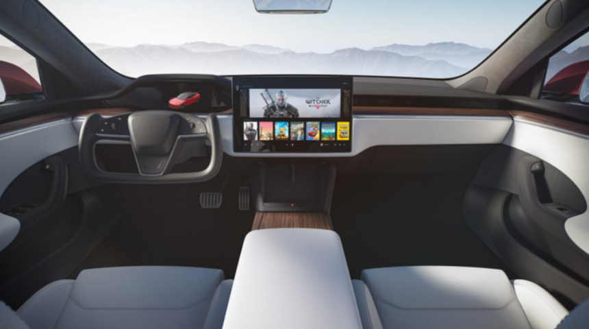 Yeni Tesla Model S'de geri vitese geçmenin çılgın bir yolu var! İşte gelen video