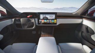 Yeni Tesla Model S'de geri vitese geçmenin çılgın bir yolu var! İşte gelen video