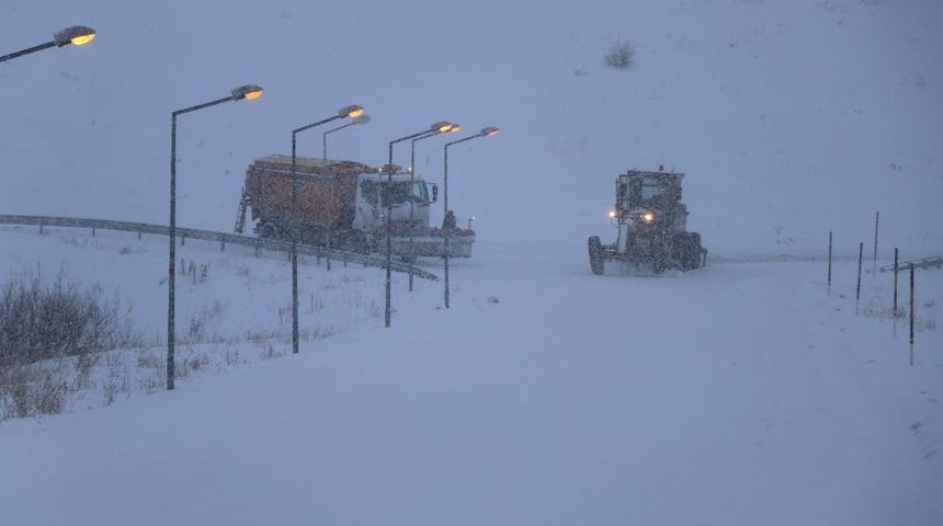 Bayburt ve Erzincan&rsquo;ın y&uuml;ksek kesimlerinde kar yağışı