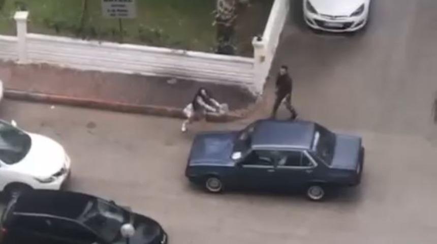 Sosyal medyayı sallayan kavga! ‘Otomobilin suçu ne?’ dedirtti