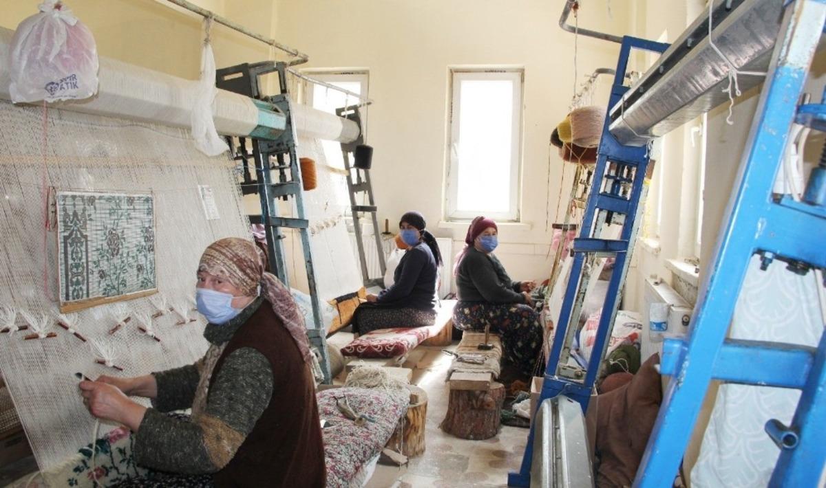 Isparta&rsquo;da kadınlar halı dokuma ve dekoratif &ouml;rt&uuml; dikiminin inceliklerini &ouml;ğreniyor