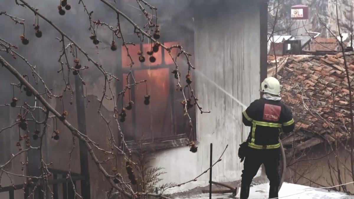 Amasya&rsquo;da 2 katlı ahşap ev alevlere teslim oldu