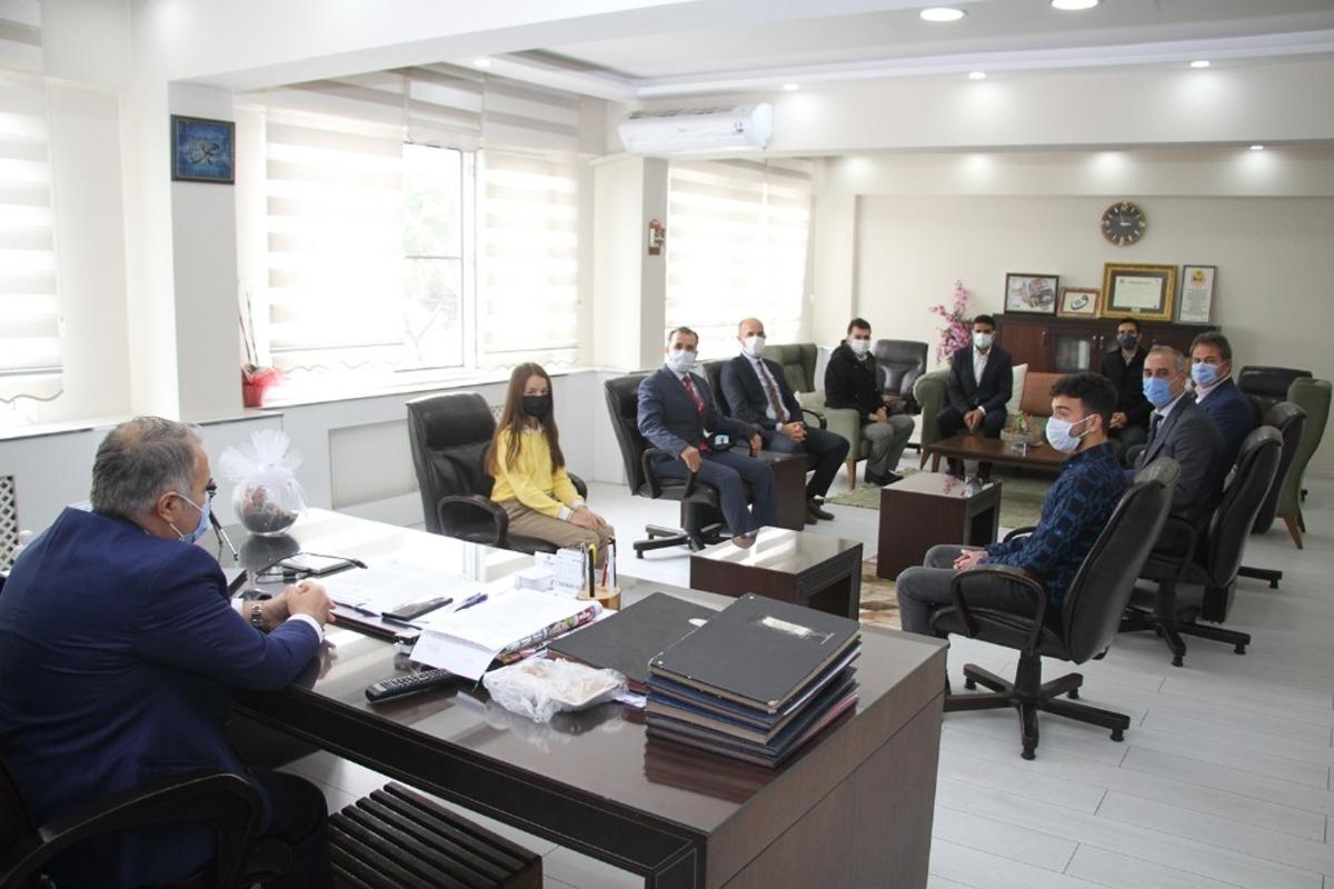 Kaymakam Duru, yarışmada dereceye giren &ouml;ğrencileri &ccedil;eyrek altınla &ouml;d&uuml;llendirdi