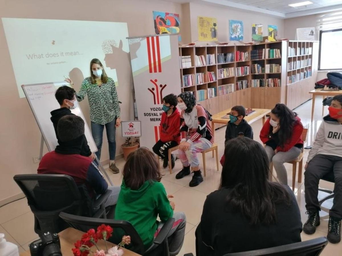 &Ouml;ğrencilere İngilizce kursu