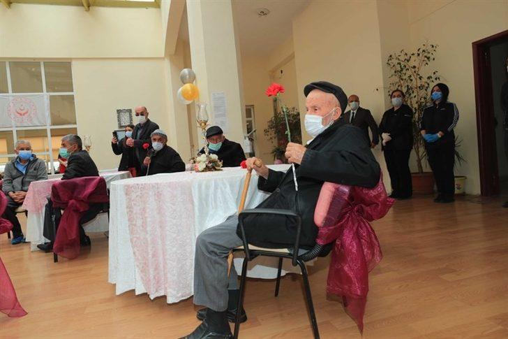 Vali Masatlı, huzurevi sakinleriyle fidan dikti G3