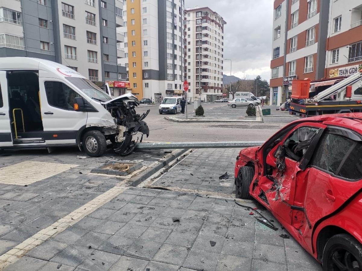 Diyaliz hastalarını taşıyan minib&uuml;s ile otomobil &ccedil;arpıştı: 3 yaralı