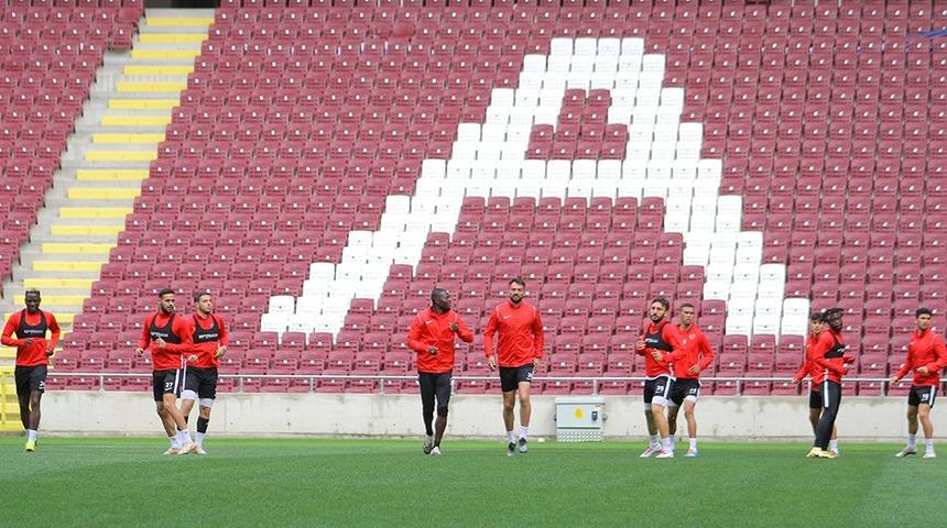 Hatayspor yeni stadında ilk antrenmanına çıktı