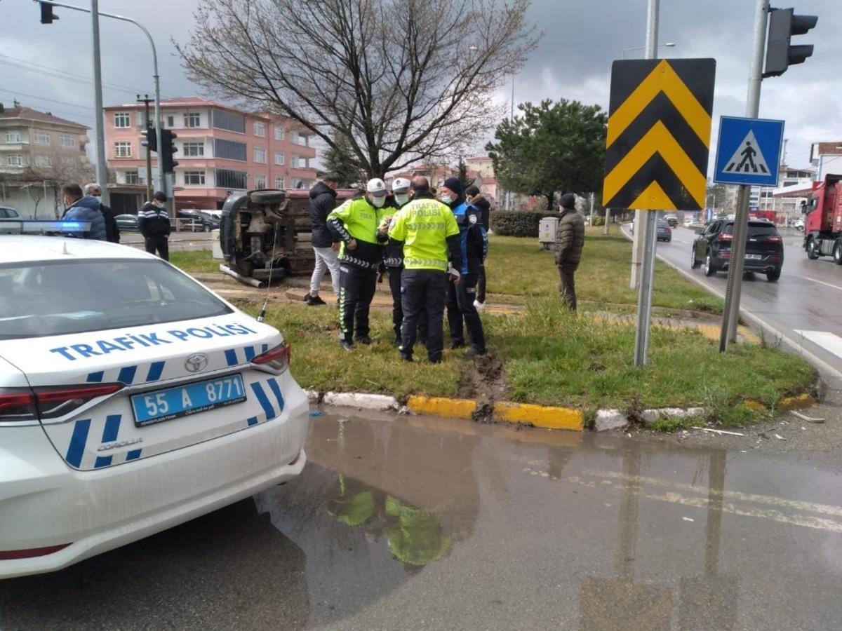 Devrilen ara&ccedil;tan yara almadan &ccedil;ıktı