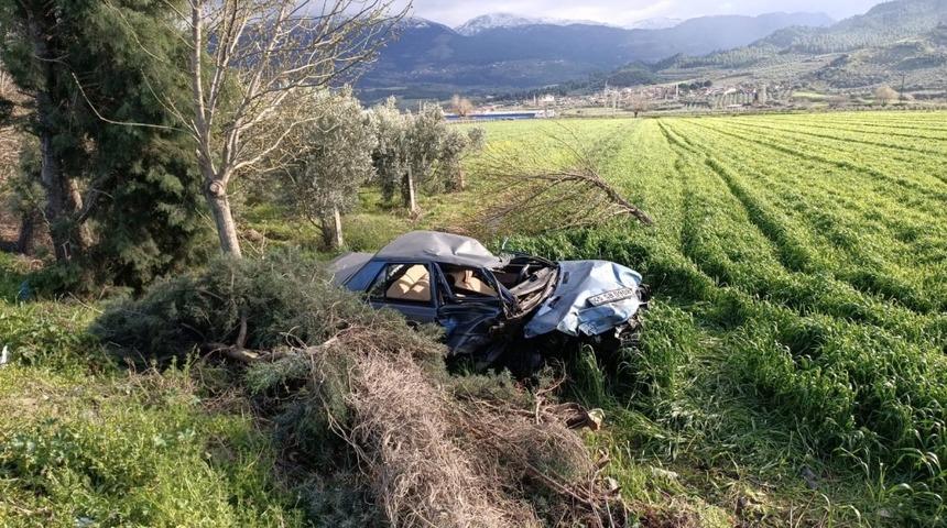 Kontrolden &ccedil;ıkan otomobil tarlaya u&ccedil;tu: 1 yaralı
