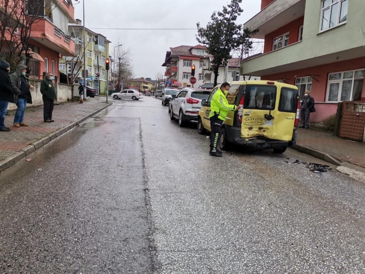 Alkoll&uuml; s&uuml;r&uuml;c&uuml; 3 araca &ccedil;arptıktan sonra olay yerinden ka&ccedil;tı