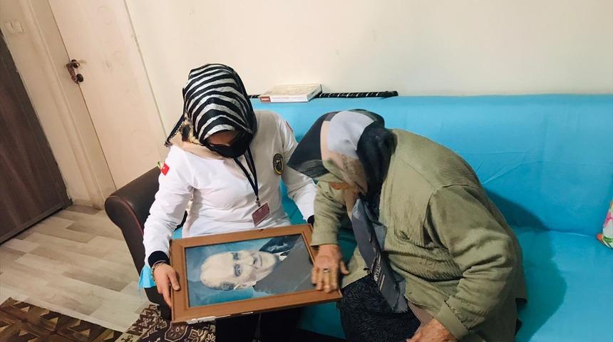 112 Acil görevlileri Atatürk portresi isteyen kadının talebini yerine getirdi
