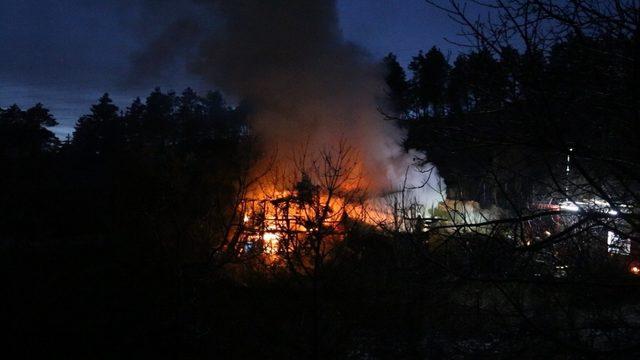 Alev alev yanan baraka küle döndü