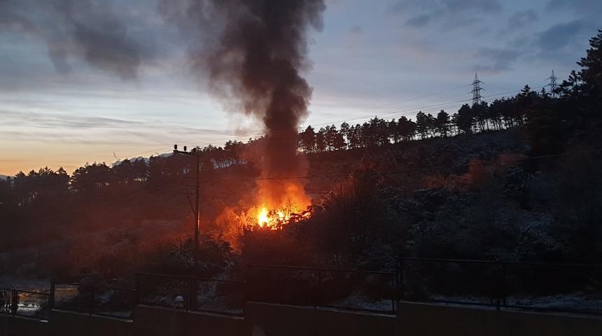 Kocaeli'de korkutan yangın! Ormana sıçramak üzereyken söndürüldü