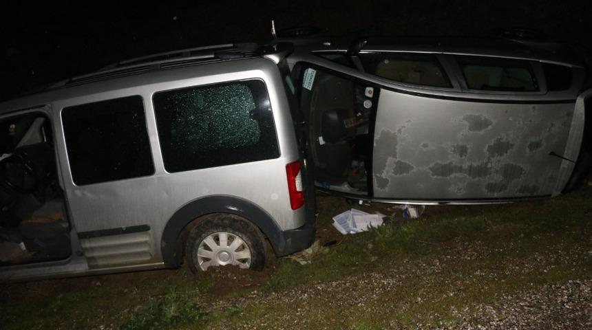 &Uuml;&ccedil; ara&ccedil; birbirine girdi: 2 Yaralı