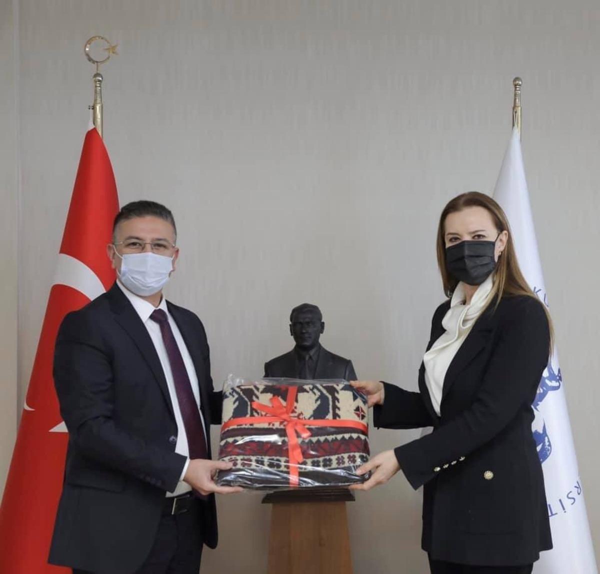 Rekt&ouml;r Kuş, İzmir&rsquo;de Rekt&ouml;r N&uuml;ket Hotar&rsquo;ı ziyaret etti