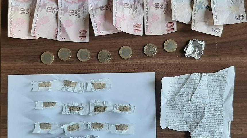 Polisi g&ouml;rd&uuml; ka&ccedil;arken yakalandı, &uuml;zerinden uyuşturucu &ccedil;ıktı