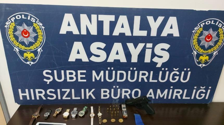 Kapının kilidini d&uuml;ş&uuml;r&uuml;p 45 bin TL&rsquo;lik ziynet eşyası &ccedil;aldılar, ka&ccedil;amadılar