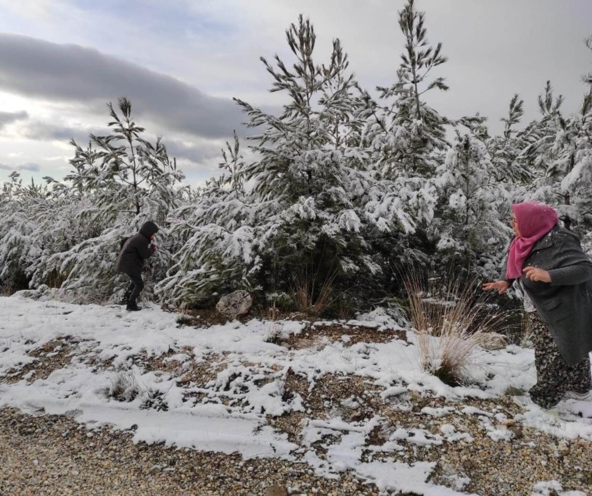 Selendililer yağan karın keyfini Kınık Tepesinde &ccedil;ıkardı