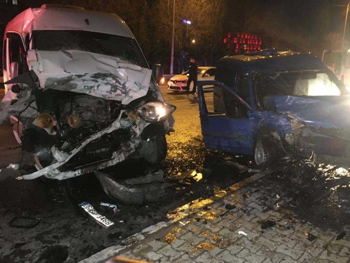 Sultanbeyli&rsquo;de kısıtlamayı delen s&uuml;r&uuml;c&uuml; minib&uuml;s ile kafa kafa &ccedil;arpıştı: 2 yaralı