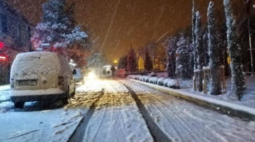 Y&uuml;z y&uuml;ze eğitime kar engeli! Hangi il ve il&ccedil;ede okullar tatil?