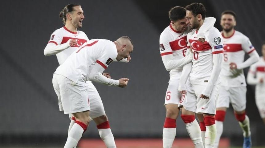 T&uuml;rkiye'nin galibiyeti Hollanda basınında: Burak Yılmaz, Ronaldo'yu ge&ccedil;ti