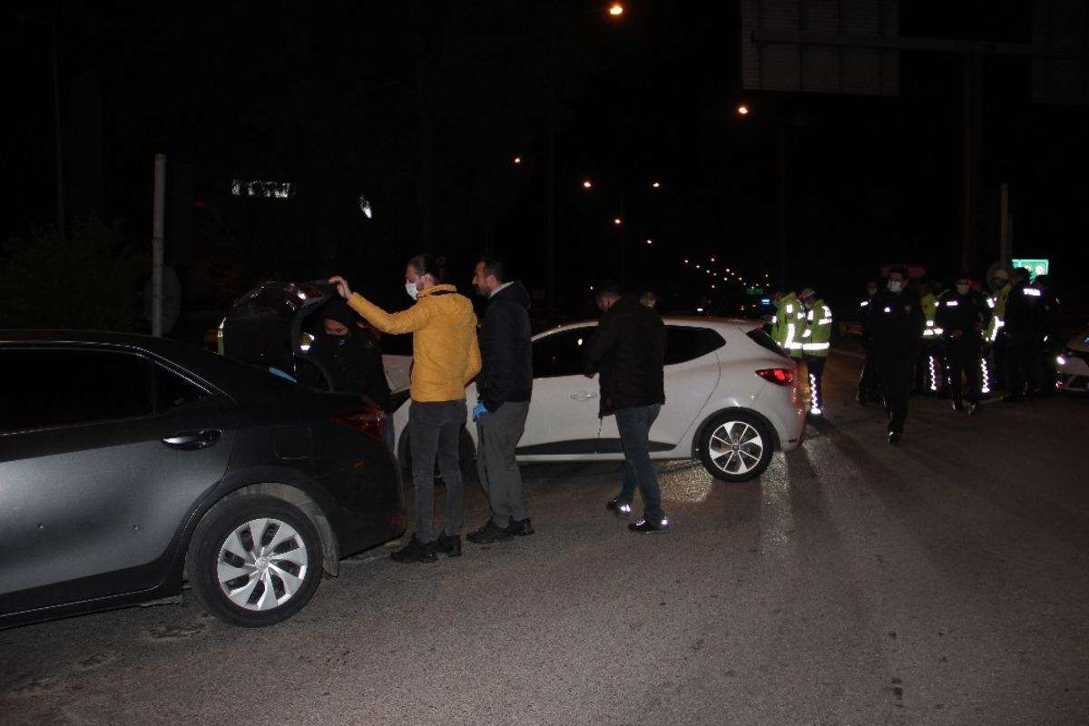 Narkotik ekiplerinden ka&ccedil;an ara&ccedil; i&ccedil;erisinden bir valiz dolusu uyuşturucu &ccedil;ıktı