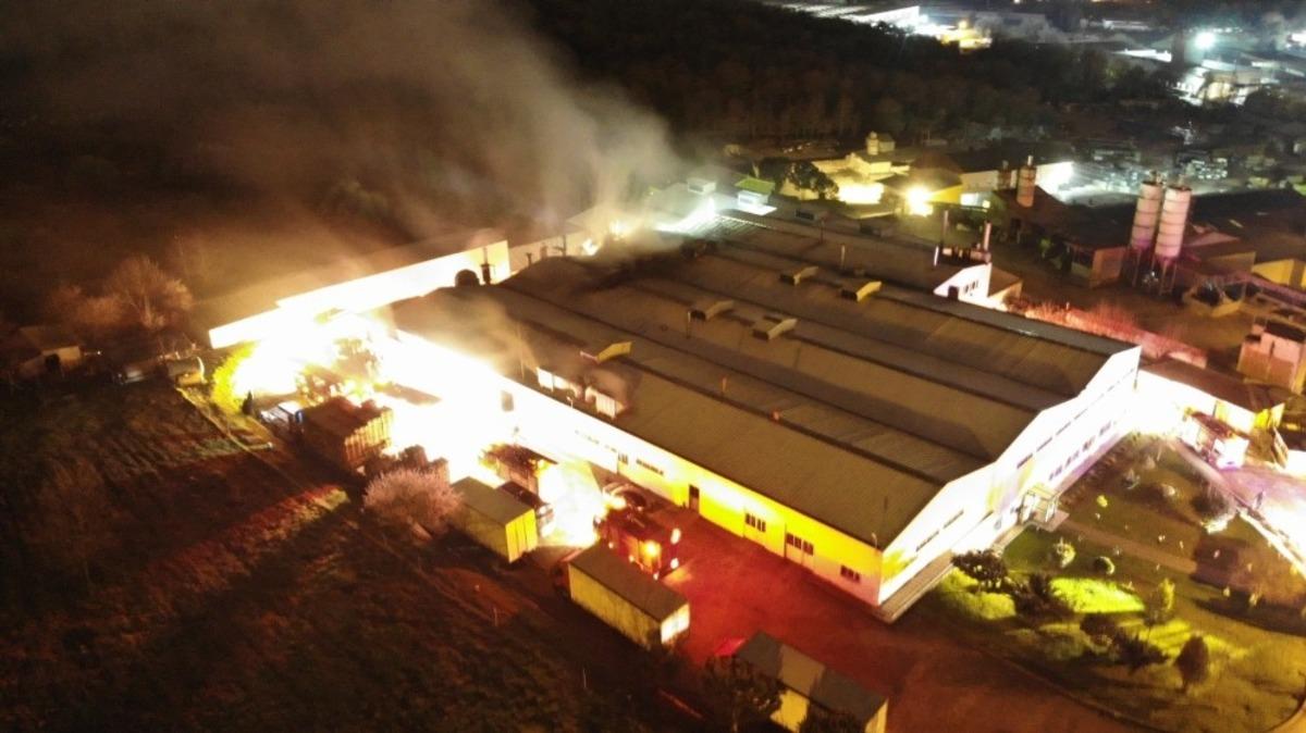 &Ccedil;ekmek&ouml;y&rsquo;de korkutan fabrika yangını havadan g&ouml;r&uuml;nt&uuml;lendi