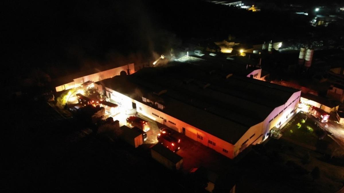 &Ccedil;ekmek&ouml;y&rsquo;de gıda &uuml;retim tesisinde &ccedil;ıkan fabrika yangını kontrol altına alındı