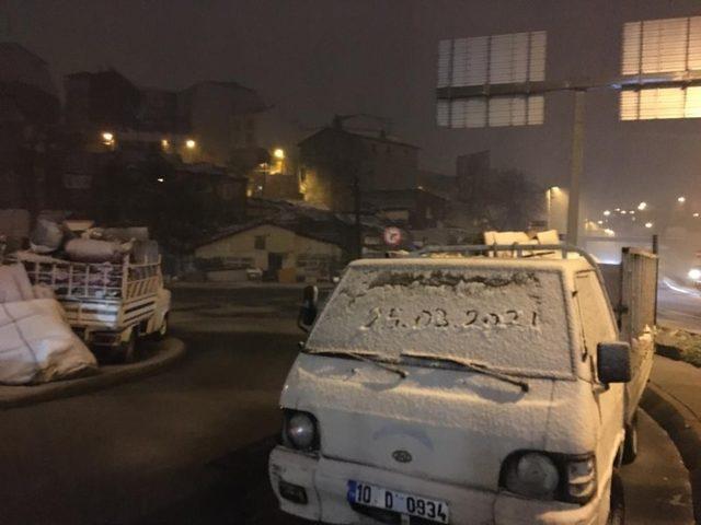 Taksim’de kar yağışı etkili oldu