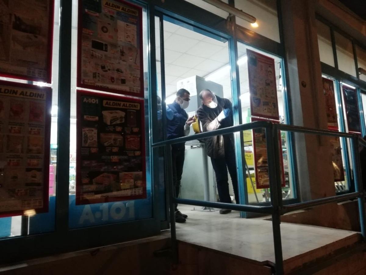 İzmir&rsquo;de marketteki silahlı soygun girişimi kamerada