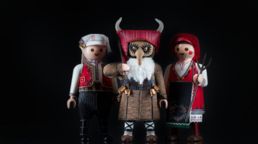 Minik oyuncaklara tasarladığı kostümlerle geleneksel halk kültürünü yaşatan sanatçı: Petros Kaminitos