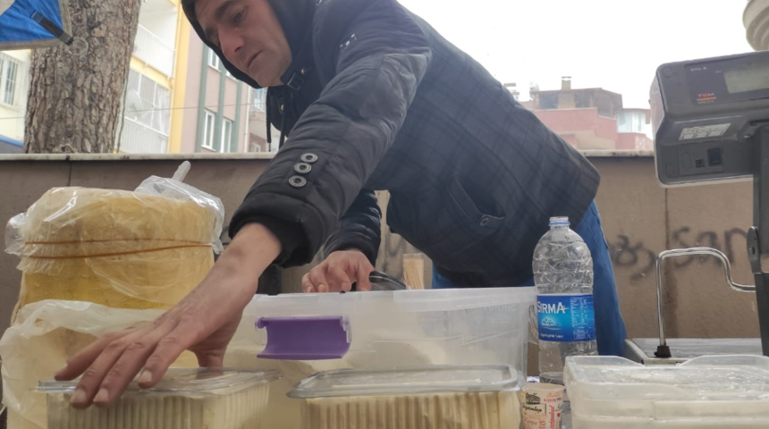 İnsanlık yaptı ekmek parasından oldu! Arkadaşının yardımına koşan esnaf döndüğünde şoku yaşadı