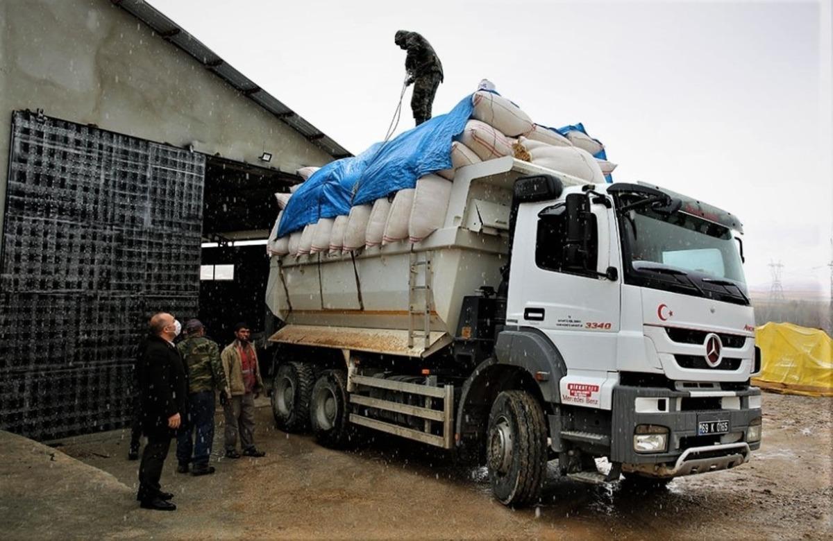 Bayburtlu &ccedil;ift&ccedil;ilerden Derei&ccedil;i &ccedil;ift&ccedil;ilerine yardım eli