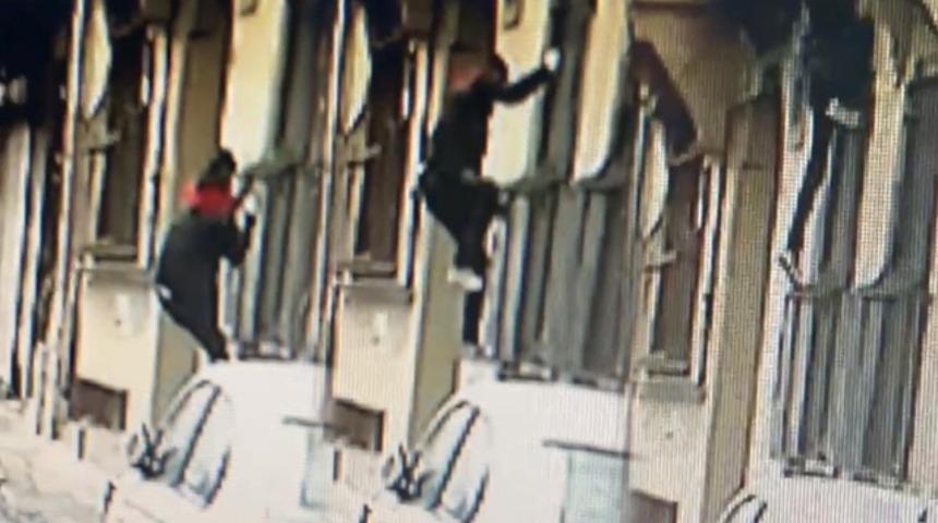 İstanbul'un göbeğinde güpegündüz şoke eden olay: Örümcek adam gibi tırmandı