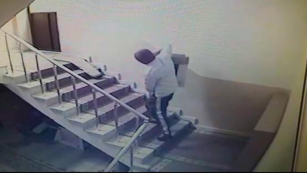 Camiden hırsızlık anları saniye saniye kamerada, rahat tavırları pes dedirtti