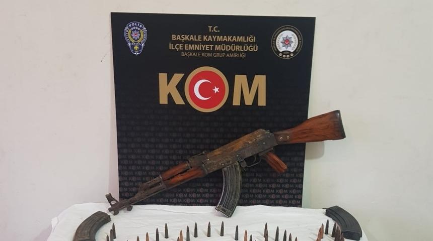 Başkale’de silah ve mühimmat ele geçirildi