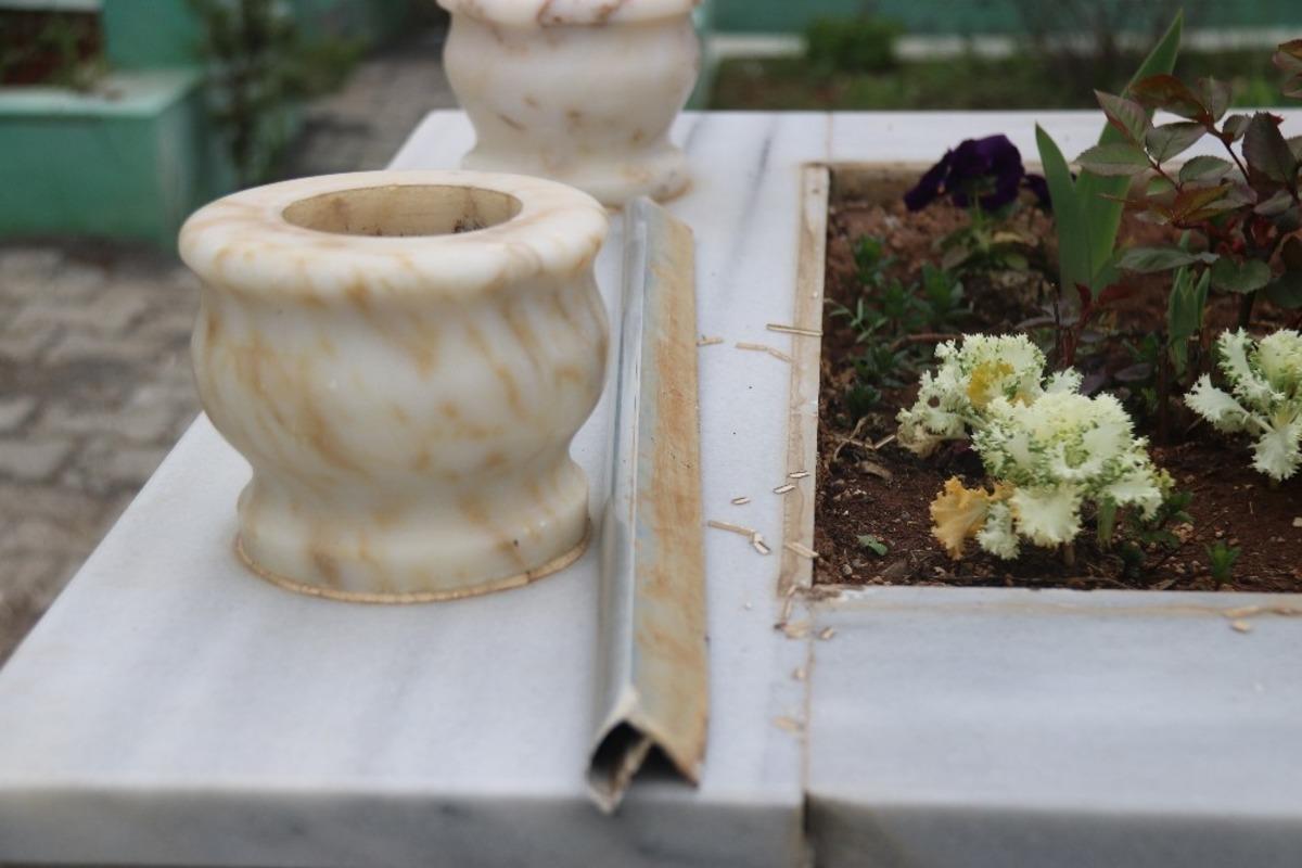 Hırsızlar mezarlıklardaki al&uuml;minyumlara dadandı, kabirleri par&ccedil;aladı