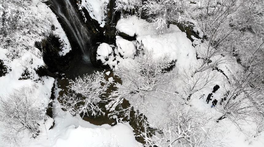 Girlevik Şelalesi'nde kar manzarası büyüledi