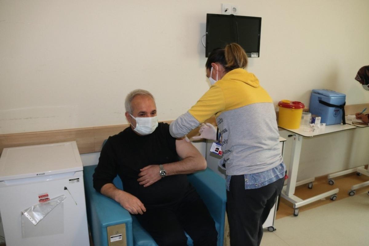 Başkan &Ouml;zgan ikinci doz aşısını yaptırdı